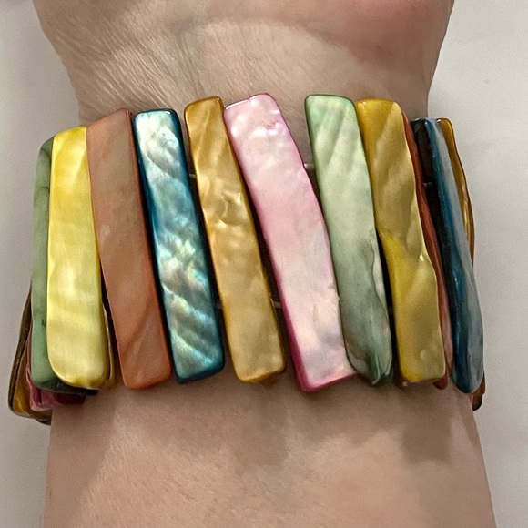 Shell rainbow of colors elastic bracelet EUC jewelry - Picture 4 of 14